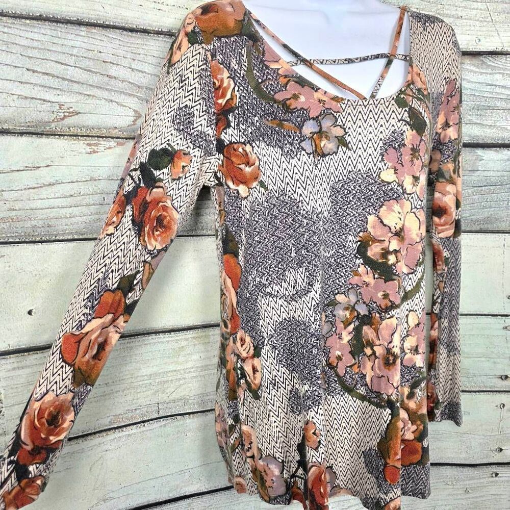 Daytrip M Floral Criss Cross Top - Picture 4 of 8